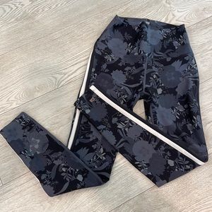 SPLITS59 WORK ONCE FLORAL LEGGINGS. SIZE SMALL.